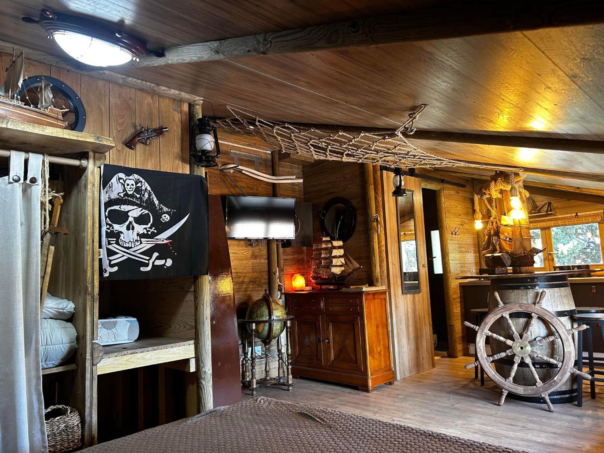 Les Chambres De Paulette Chambres A Theme Jack Sparrow Sainte-Marie-la-Mer Ngoại thất bức ảnh